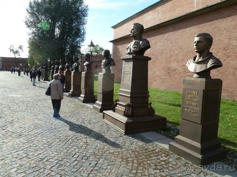 Неформальные памятники в нетуристическом Петербурге.