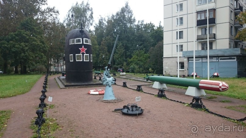 Неформальные памятники в нетуристическом Петербурге.