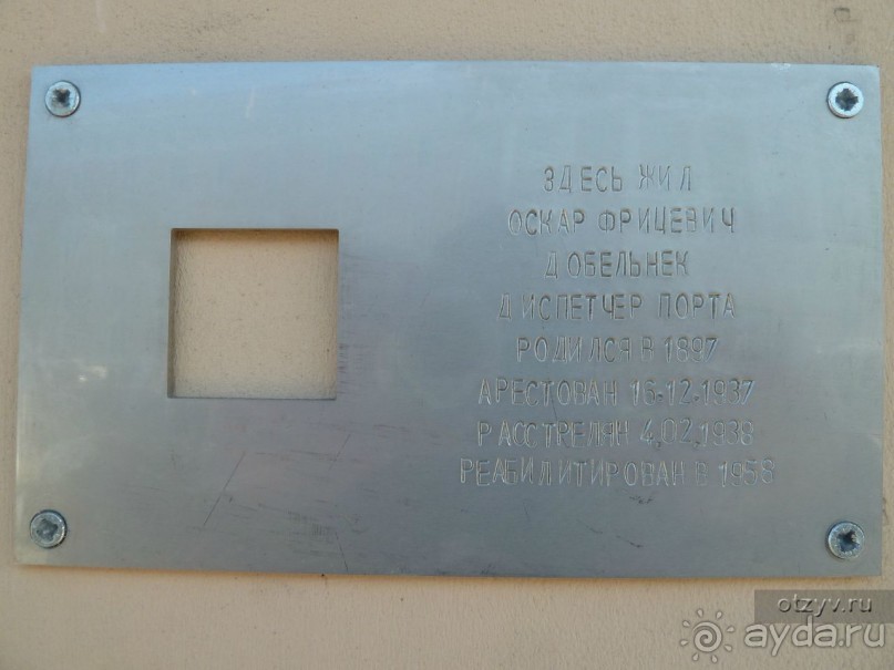 Неформальные памятники в нетуристическом Петербурге.