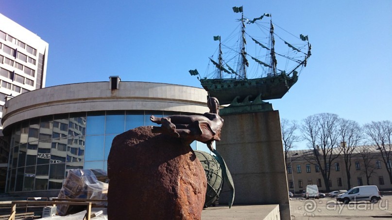 Неформальные памятники в нетуристическом Петербурге.