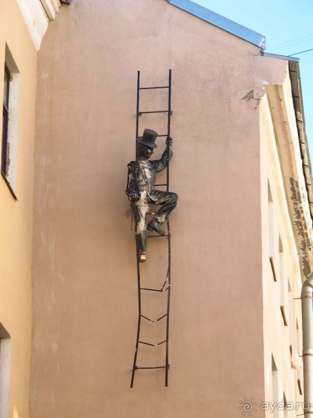 Неформальные памятники в нетуристическом Петербурге.