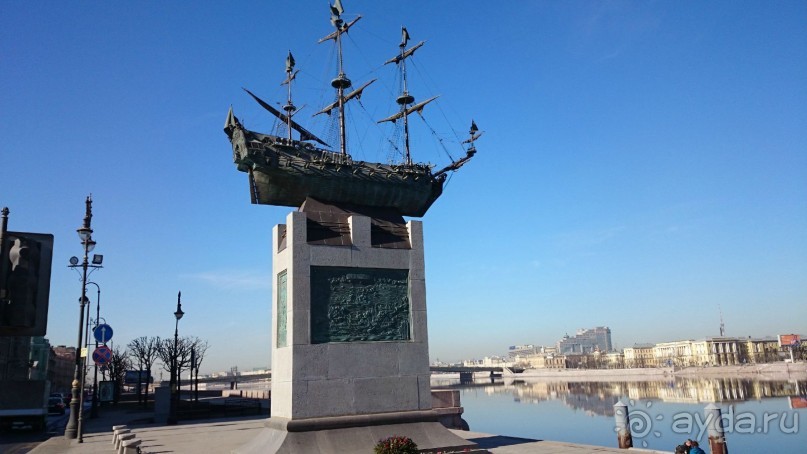 Неформальные памятники в нетуристическом Петербурге.