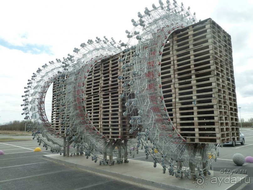 Неформальные памятники в нетуристическом Петербурге.