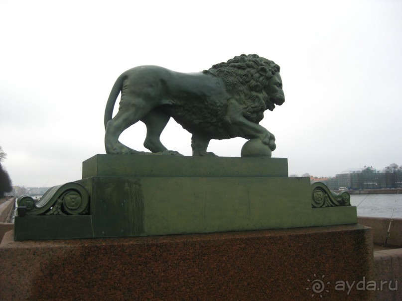 Неформальные памятники в нетуристическом Петербурге.