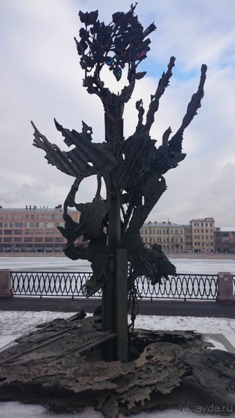 Неформальные памятники в нетуристическом Петербурге.