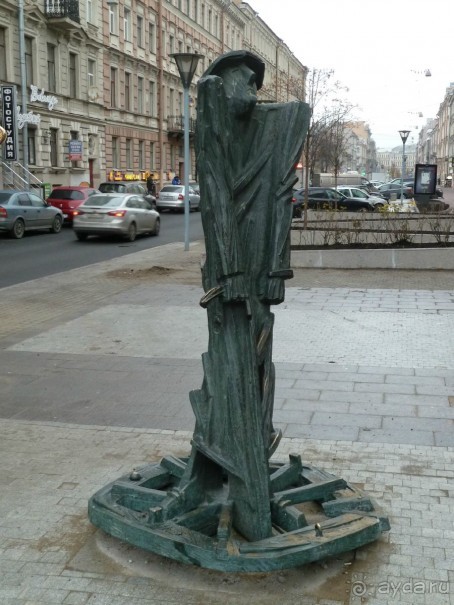 Неформальные памятники в нетуристическом Петербурге.