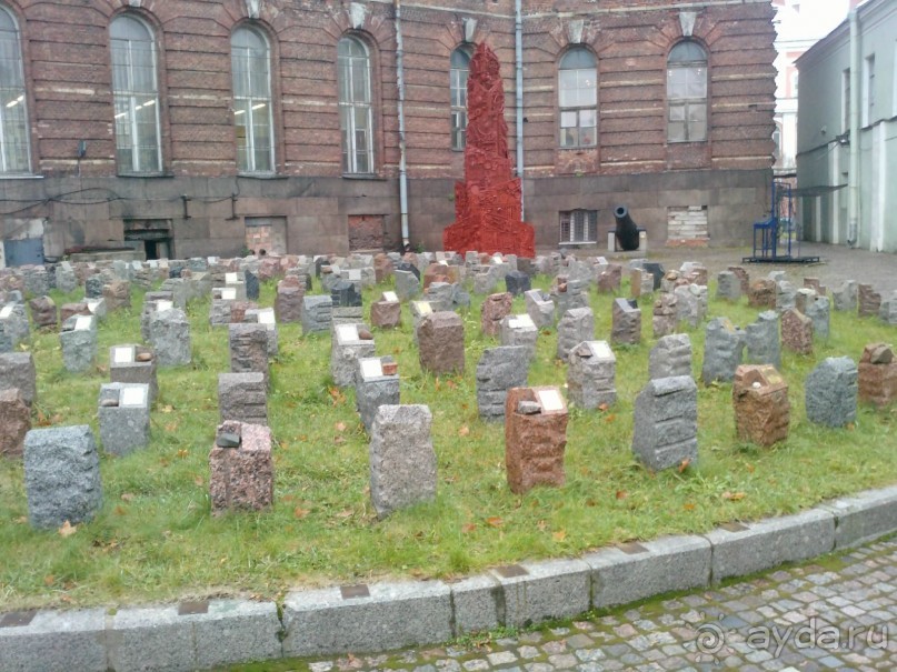 Неформальные памятники в нетуристическом Петербурге.