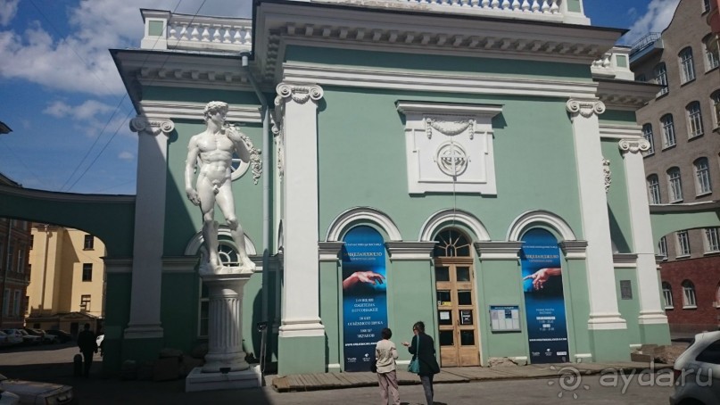 Неформальные памятники в нетуристическом Петербурге.