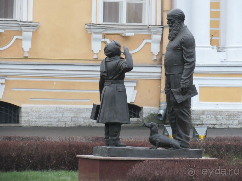 Неформальные памятники в нетуристическом Петербурге.