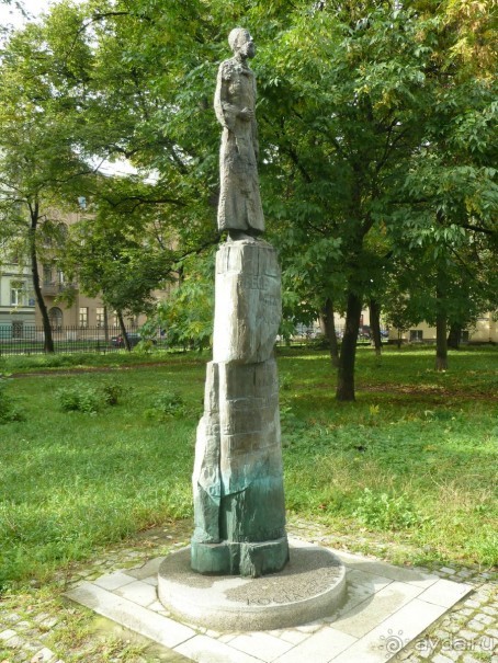 Неформальные памятники в нетуристическом Петербурге.