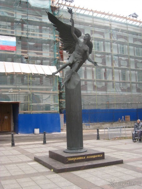 Неформальные памятники в нетуристическом Петербурге.