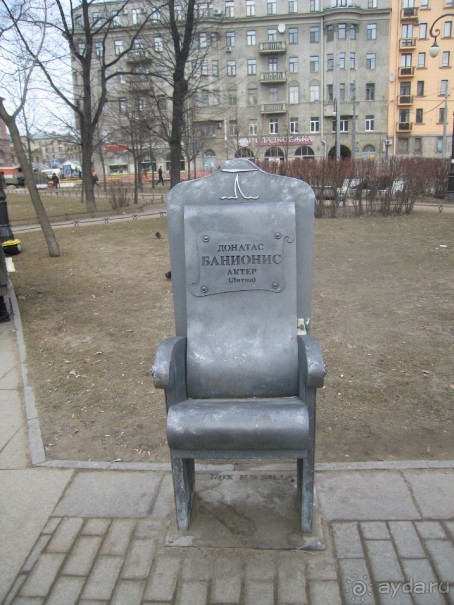 Неформальные памятники в нетуристическом Петербурге.