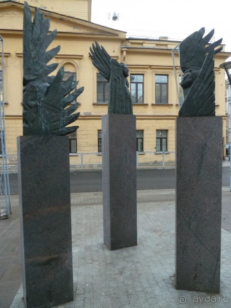 Неформальные памятники в нетуристическом Петербурге.