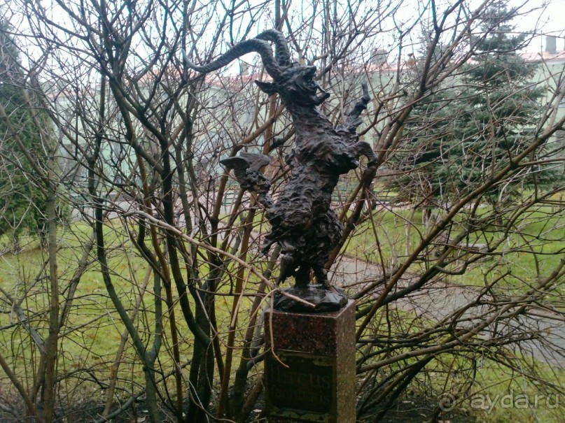 Неформальные памятники в нетуристическом Петербурге.