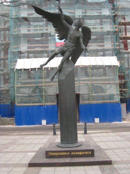 Неформальные памятники в нетуристическом Петербурге.