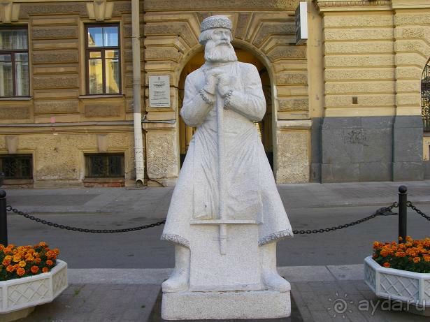 Неформальные памятники в нетуристическом Петербурге.