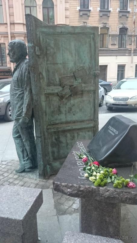 Неформальные памятники в нетуристическом Петербурге.