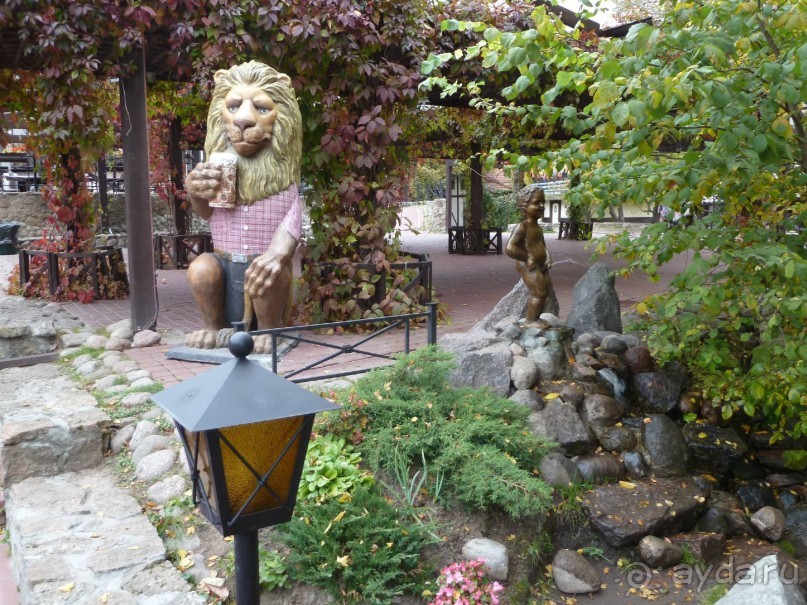 Неформальные памятники в нетуристическом Петербурге.