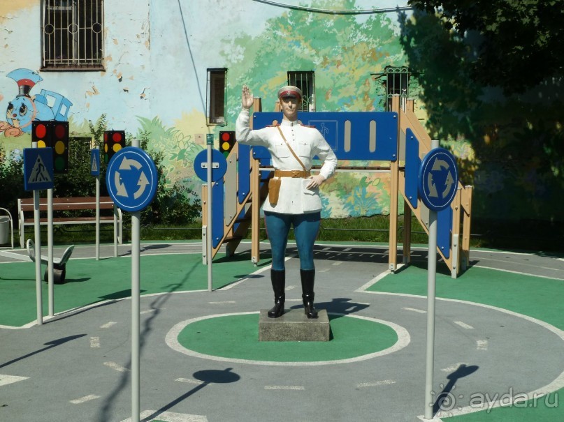 Неформальные памятники в нетуристическом Петербурге.