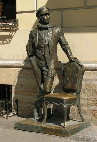 Неформальные памятники в нетуристическом Петербурге.