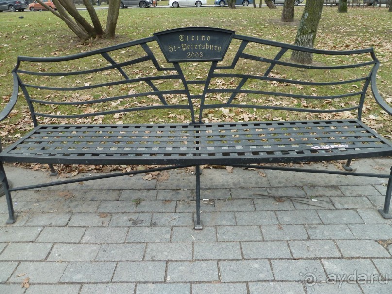 Неформальные памятники в нетуристическом Петербурге.