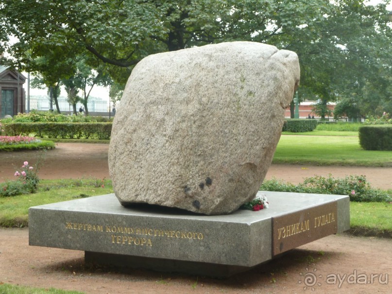 Неформальные памятники в нетуристическом Петербурге.