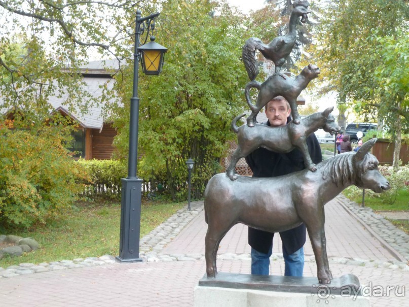 Неформальные памятники в нетуристическом Петербурге.