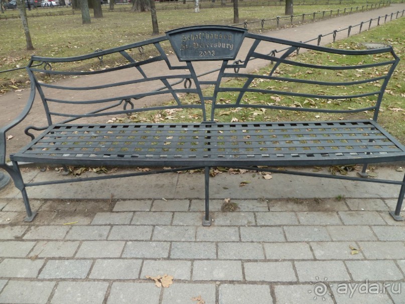 Неформальные памятники в нетуристическом Петербурге.