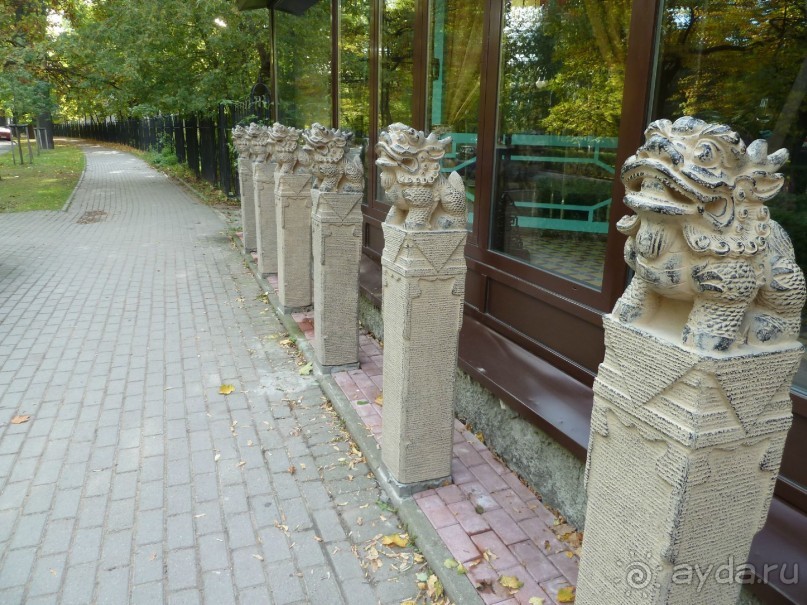 Неформальные памятники в нетуристическом Петербурге.