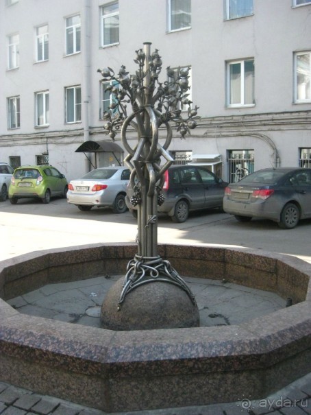 Неформальные памятники в нетуристическом Петербурге.