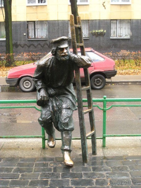 Неформальные памятники в нетуристическом Петербурге.