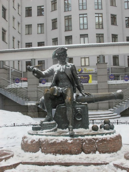 Неформальные памятники в нетуристическом Петербурге.