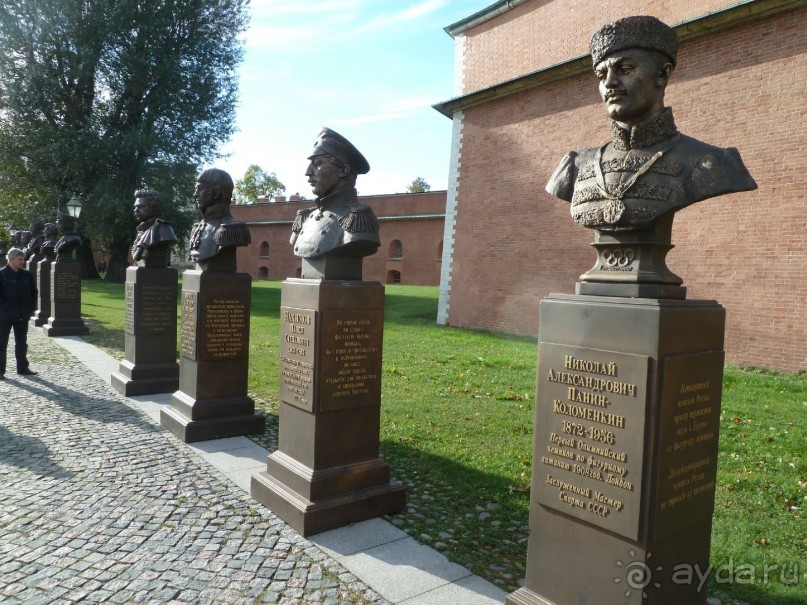 Неформальные памятники в нетуристическом Петербурге.