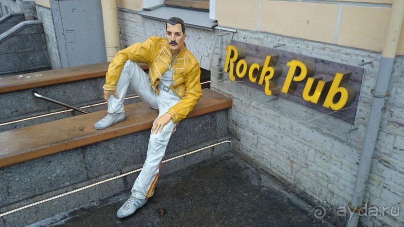 Неформальные памятники в нетуристическом Петербурге.