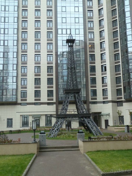 Неформальные памятники в нетуристическом Петербурге.