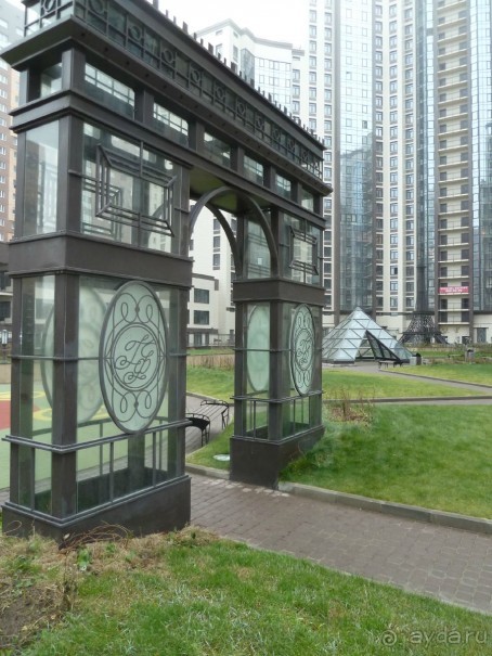 Неформальные памятники в нетуристическом Петербурге.