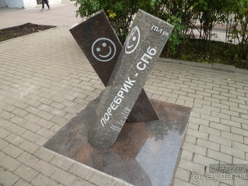 Неформальные памятники в нетуристическом Петербурге.