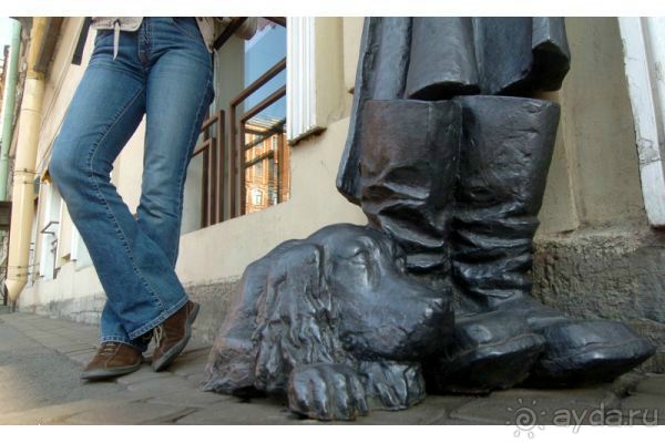 Неформальные памятники в нетуристическом Петербурге.