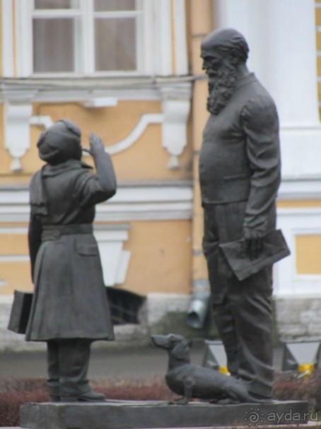 Неформальные памятники в нетуристическом Петербурге.