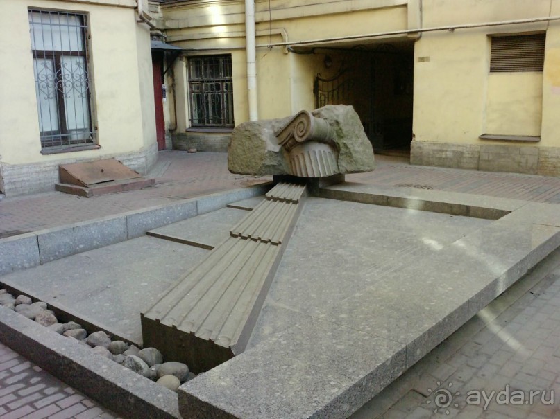 Неформальные памятники в нетуристическом Петербурге.