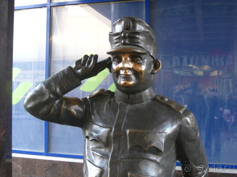 Неформальные памятники в нетуристическом Петербурге.