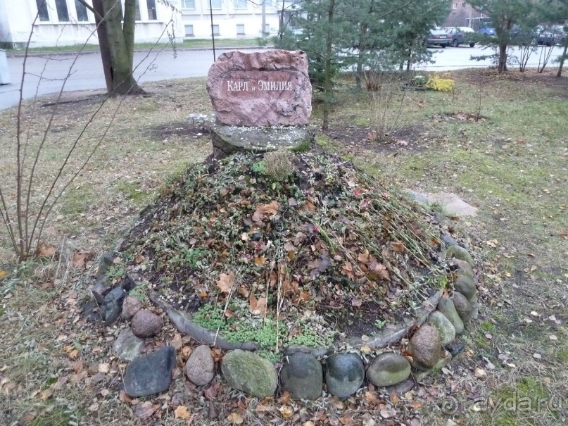 Неформальные памятники в нетуристическом Петербурге.