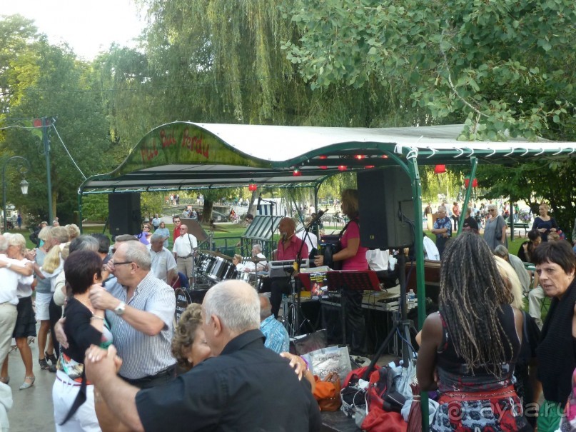 Анси.Современный средневековый курорт  для любознательных  романтиков. 