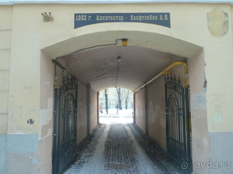 Петербургский стрит-арт. На улицах, во дворах и в музее.