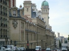 В Париж с рабочим визитом.