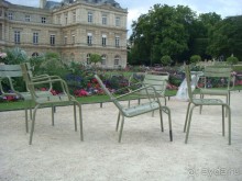 В Париж с рабочим визитом.