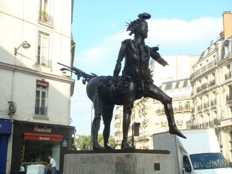 В Париж с рабочим визитом.