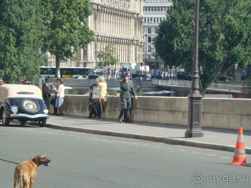 В Париж с рабочим визитом.