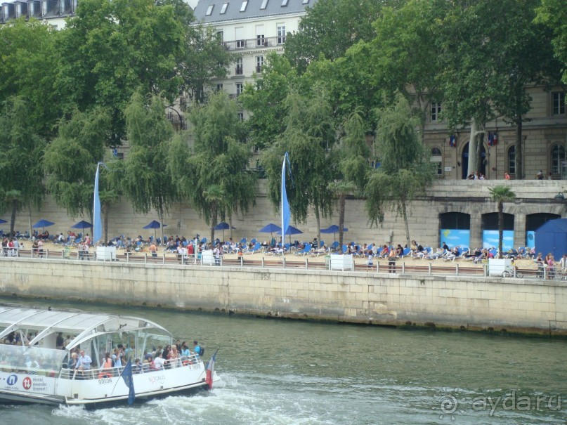 В Париж с рабочим визитом.