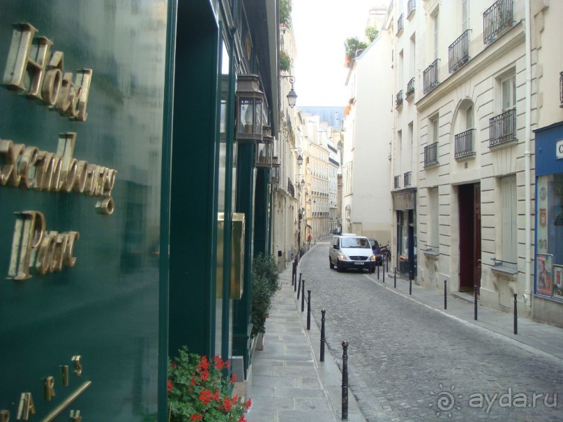 В Париж с рабочим визитом.